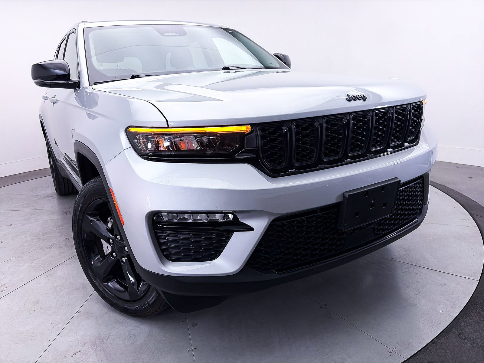 Used 2023 Jeep Grand Cherokee Limited w/ Black Appearance Package AWD/4WD image 7