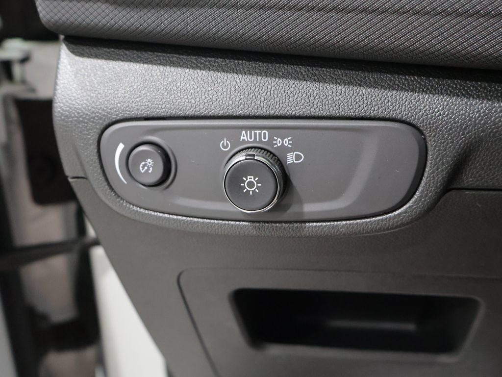 Used 2025 Chevrolet TrailBlazer LT AWD/4WD image 32