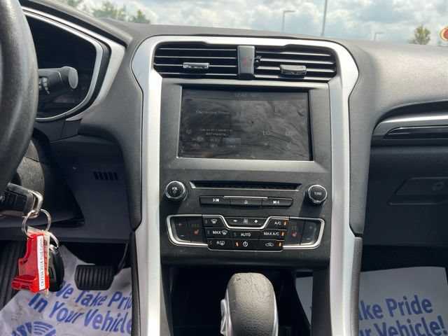 Used 2016 Ford Fusion SE FWD image 16
