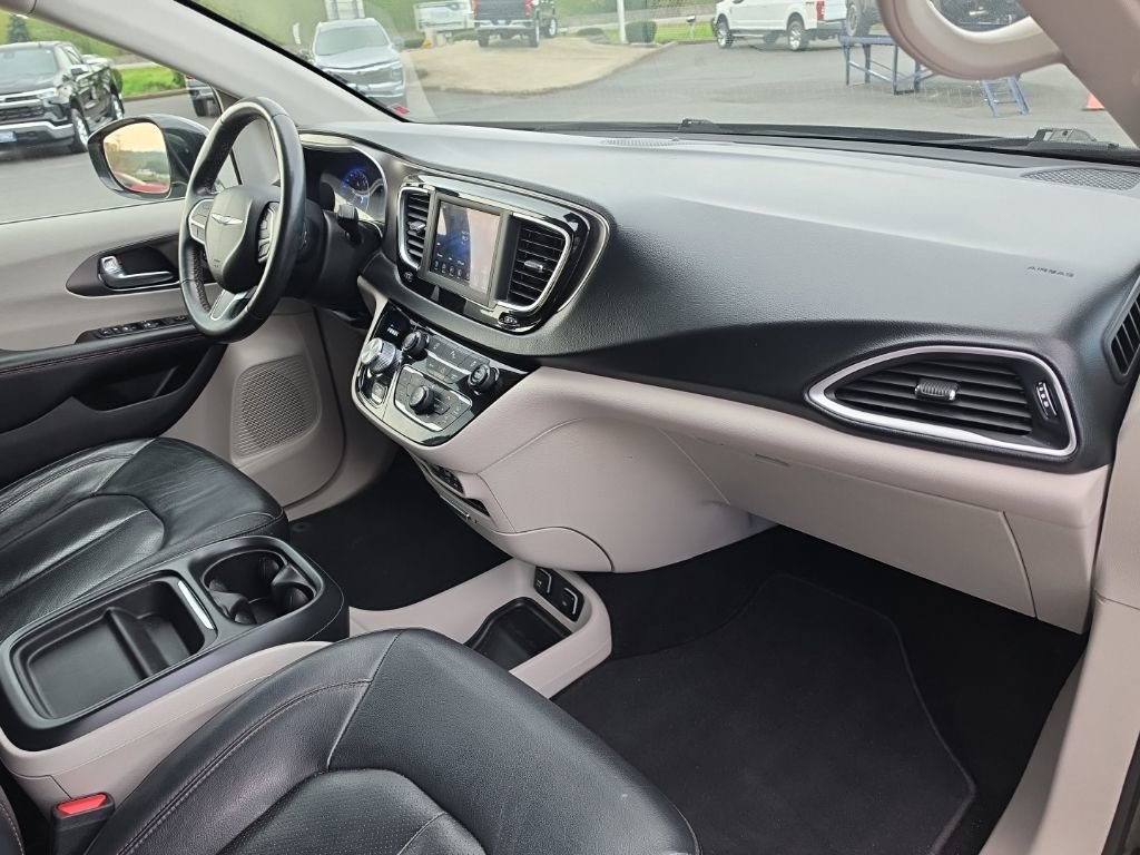 Used 2020 Chrysler Pacifica Touring-L FWD image 34