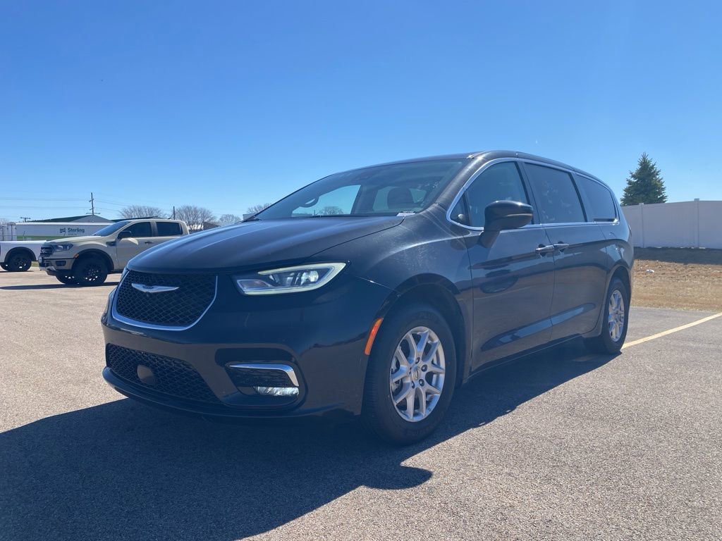 Used 2023 Chrysler Pacifica Touring-L image 12