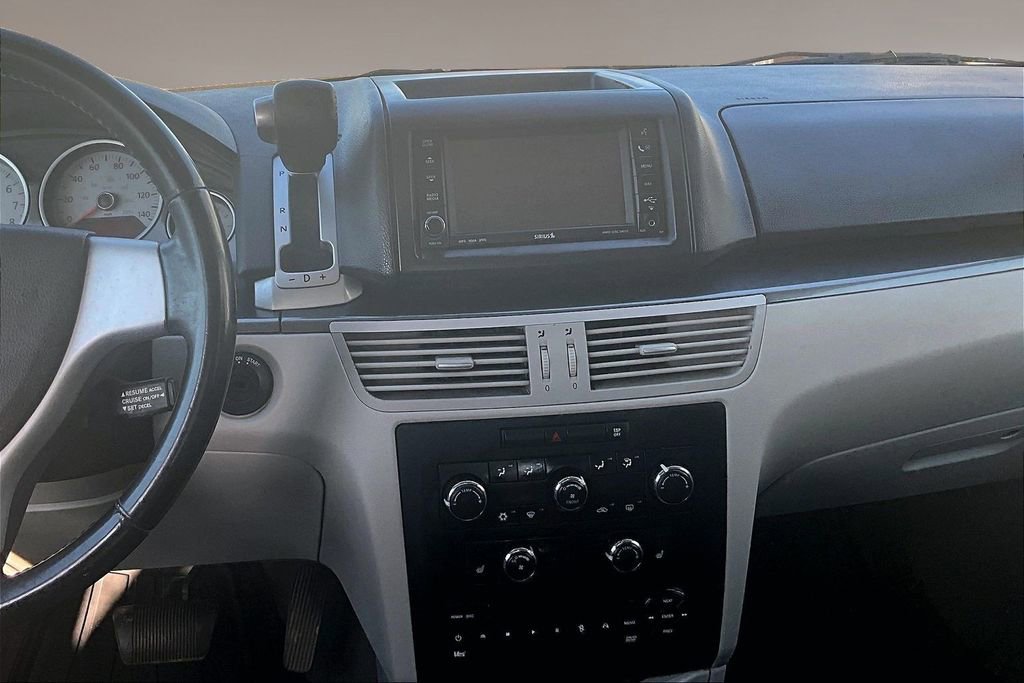 Used 2010 Volkswagen Routan SE FWD image 6