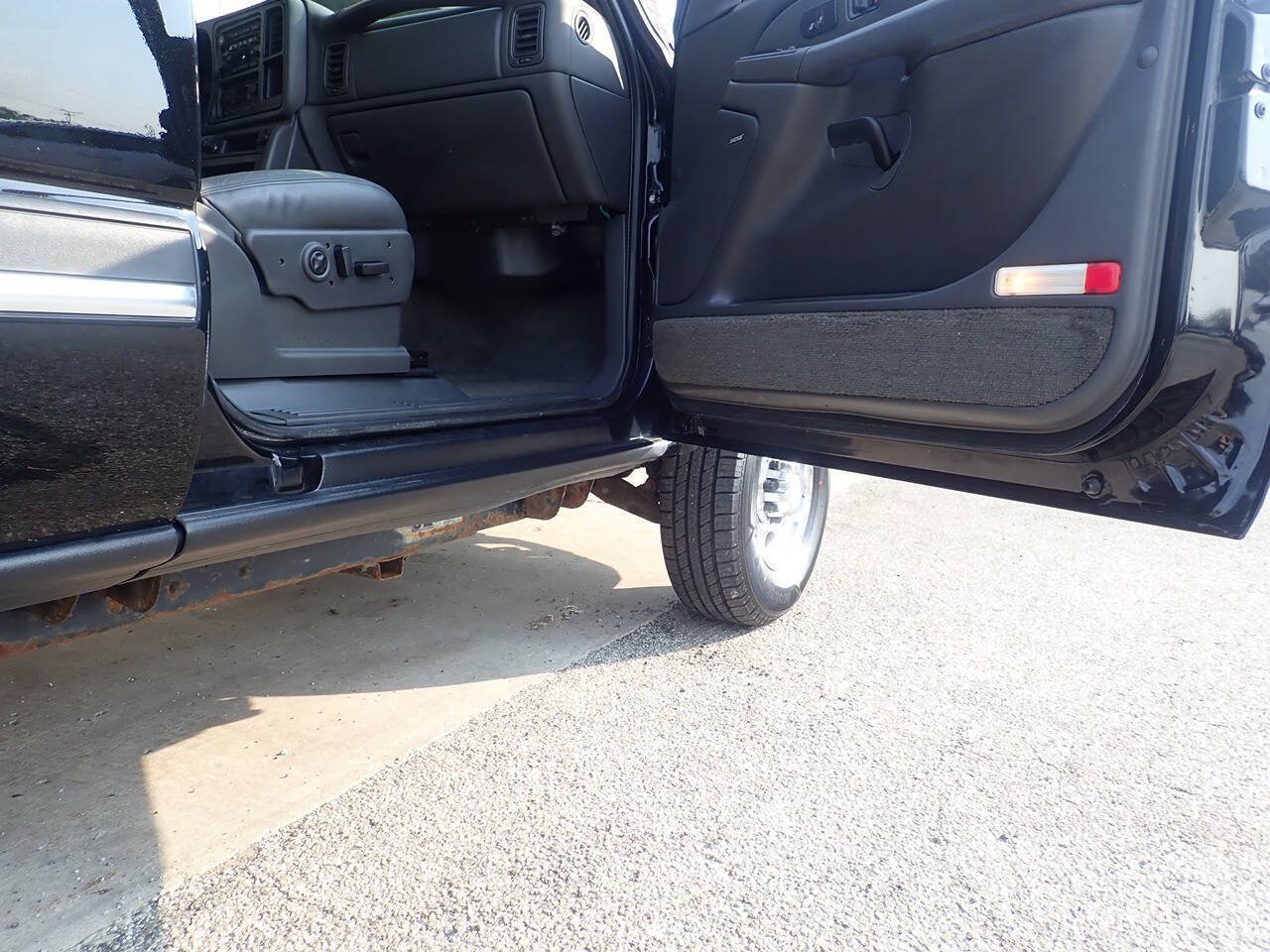 Used 2005 Chevrolet Silverado 2500 LT w/ Heavy-Duty Power Package AWD/4WD image 27