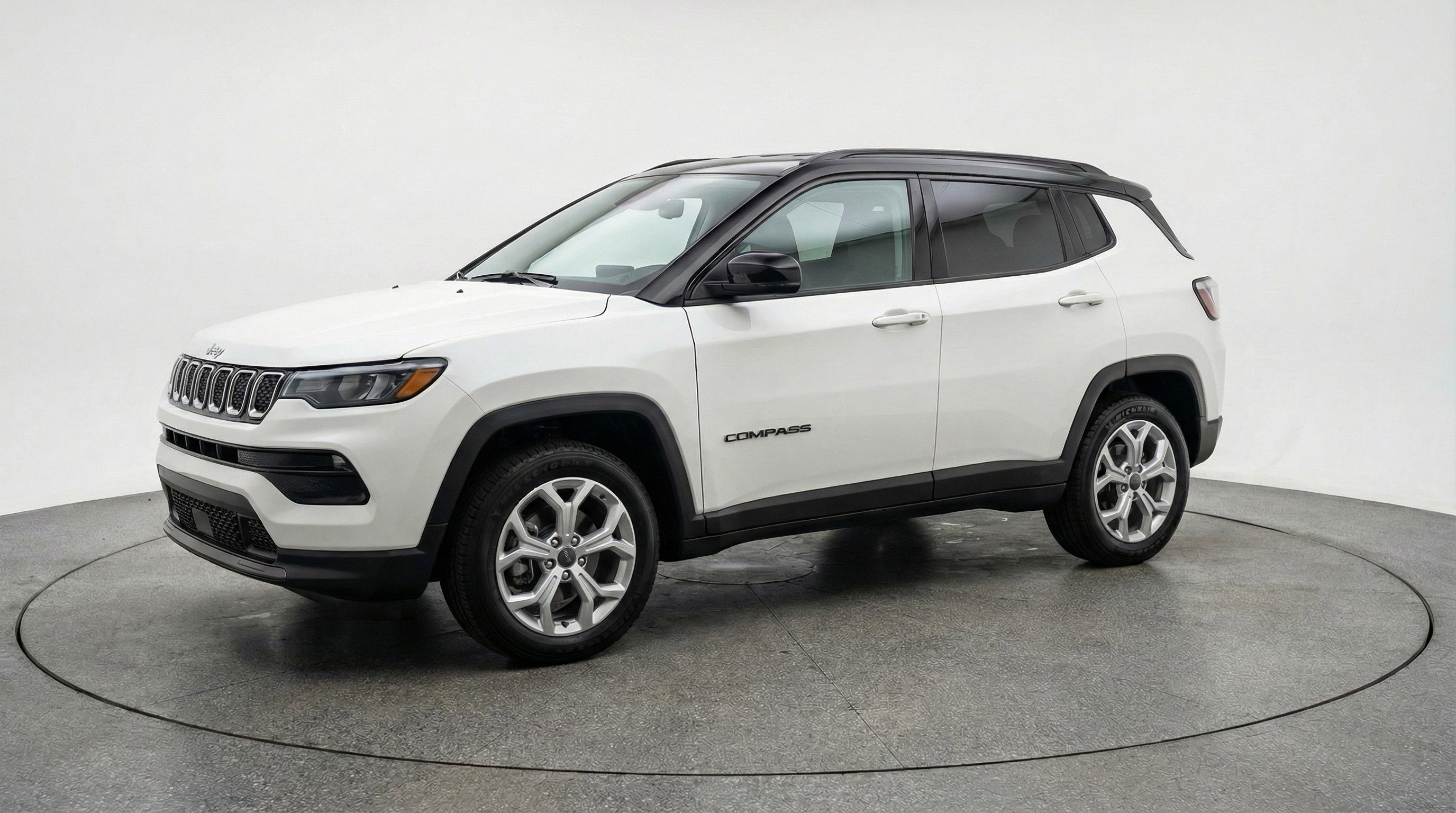 Used 2025 Jeep Compass Latitude image 3