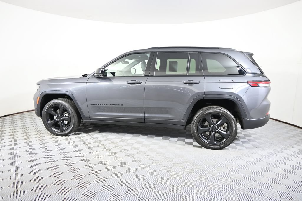 Used 2023 Jeep Grand Cherokee Altitude AWD/4WD image 3
