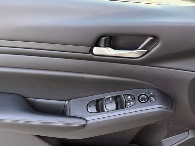 Used 2025 Nissan Altima 2.5 SV FWD image 14