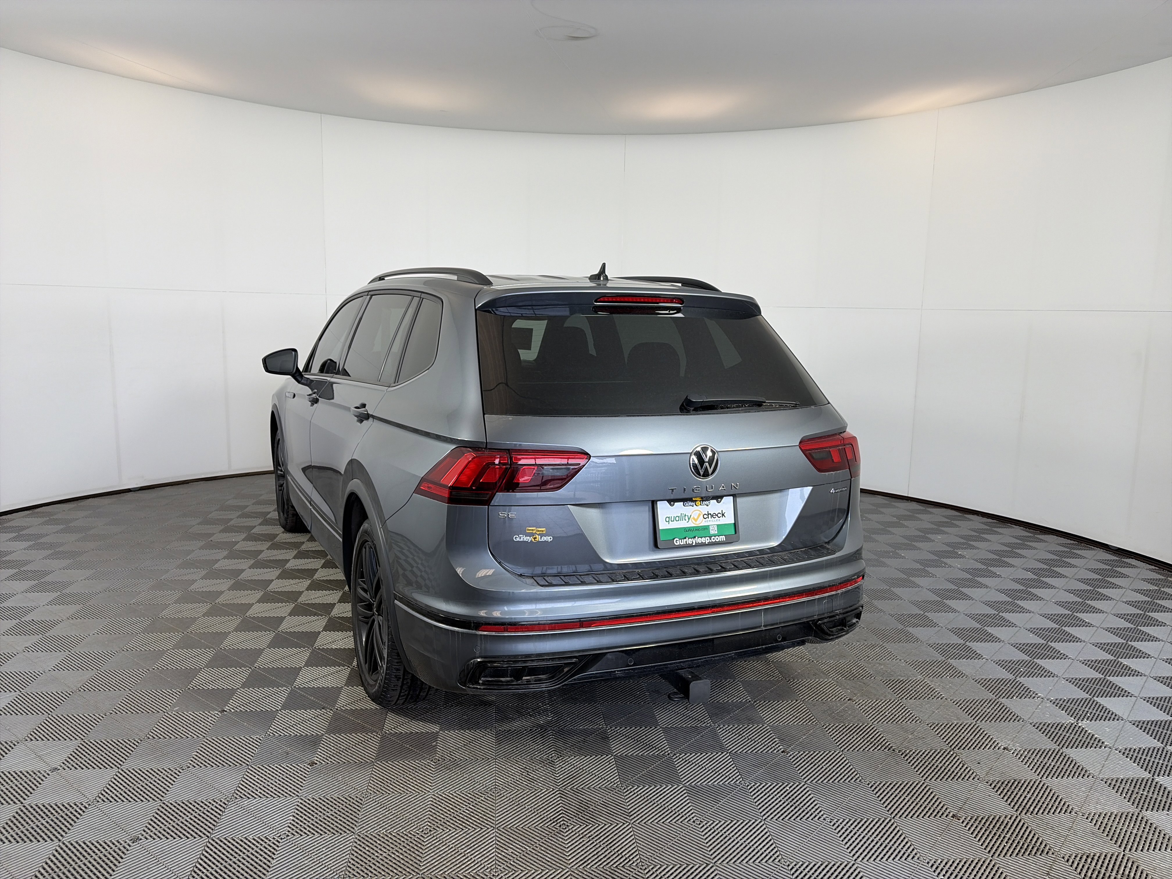 Used 2022 Volkswagen Tiguan SE R-Line image 3