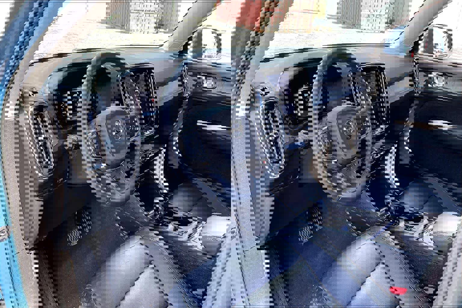 Used 2023 Volvo XC40 B5 Core w/ Convenience Package image 16