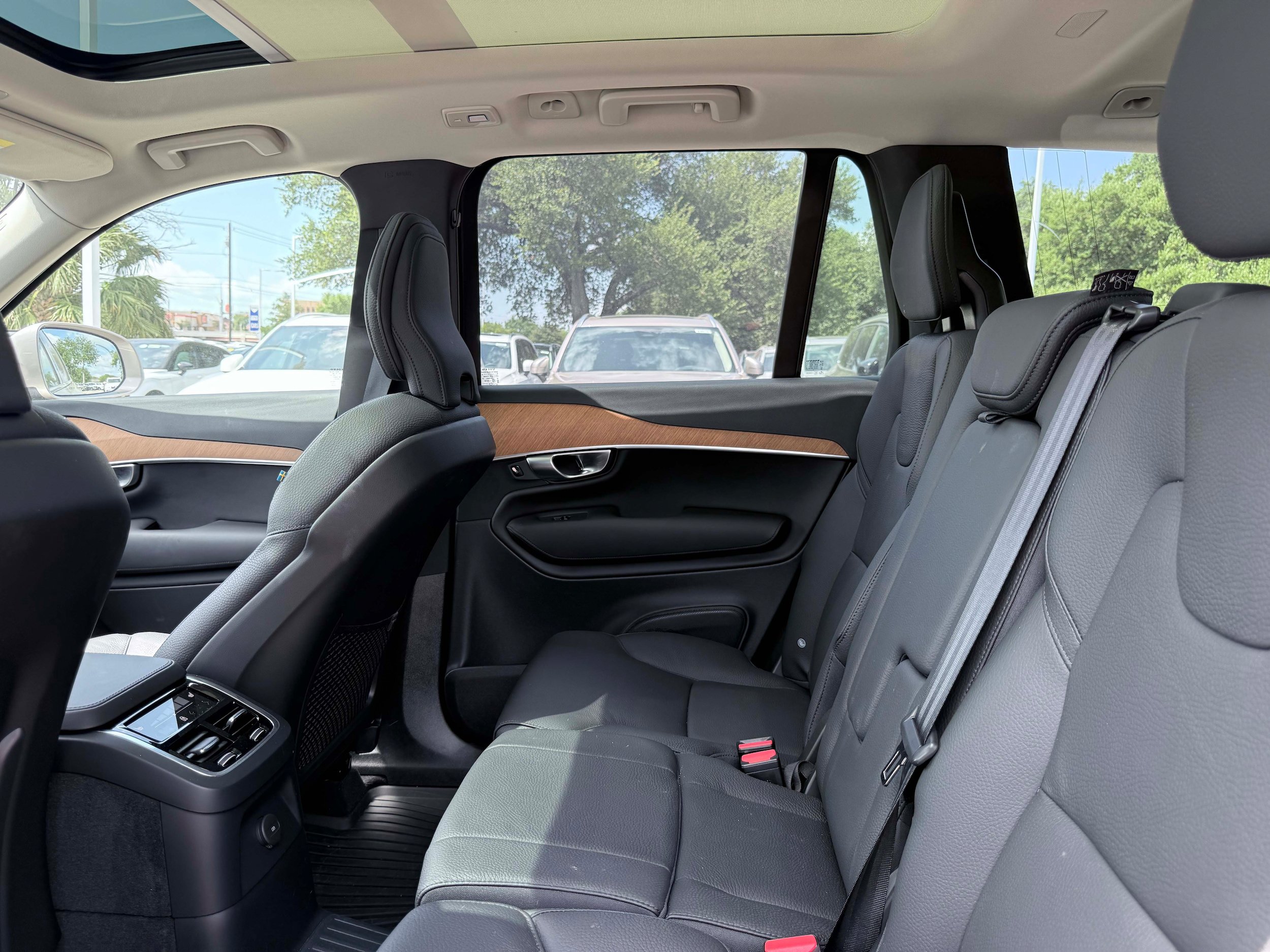 Certified 2024 Volvo XC90 T8 Plus w/ Protection Package Premier AWD/4WD image 12