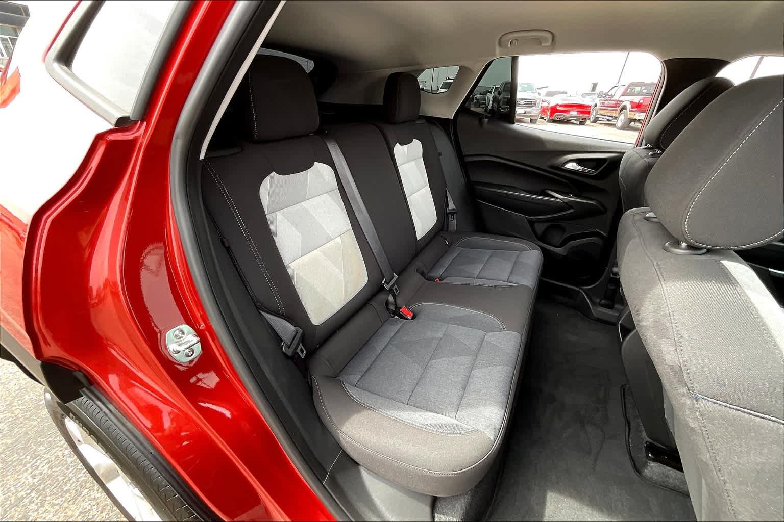 Used 2024 Chevrolet Trax LS w/ LS Convenience Package FWD image 19