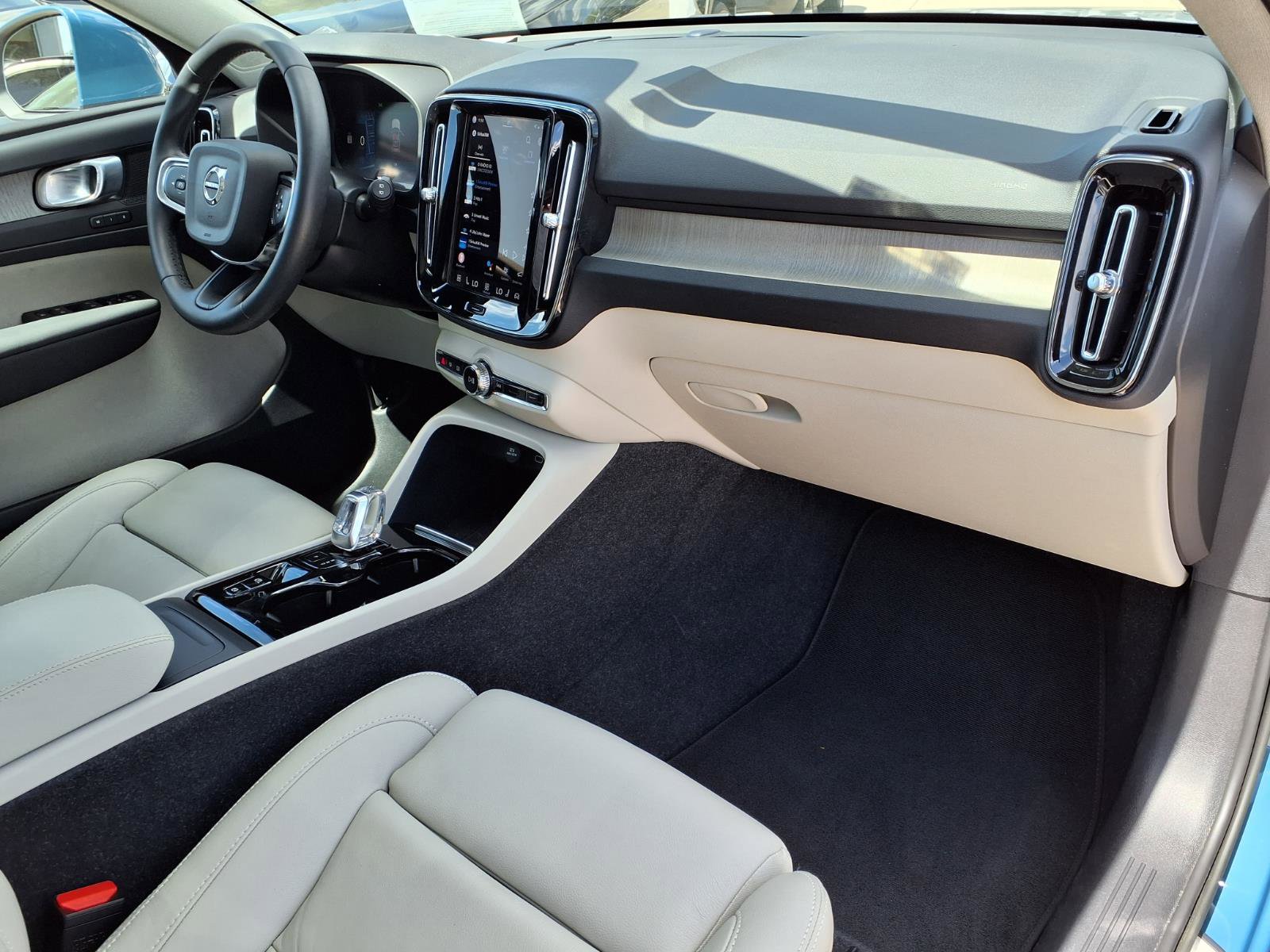 Certified 2023 Volvo XC40 B5 Plus AWD/4WD image 10