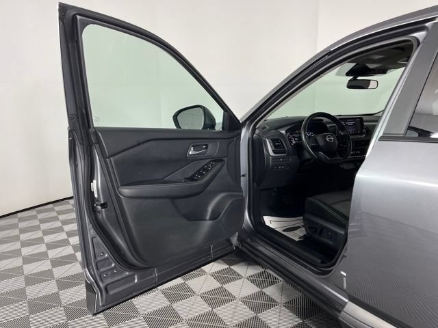 Certified 2025 Nissan Rogue SV FWD image 17