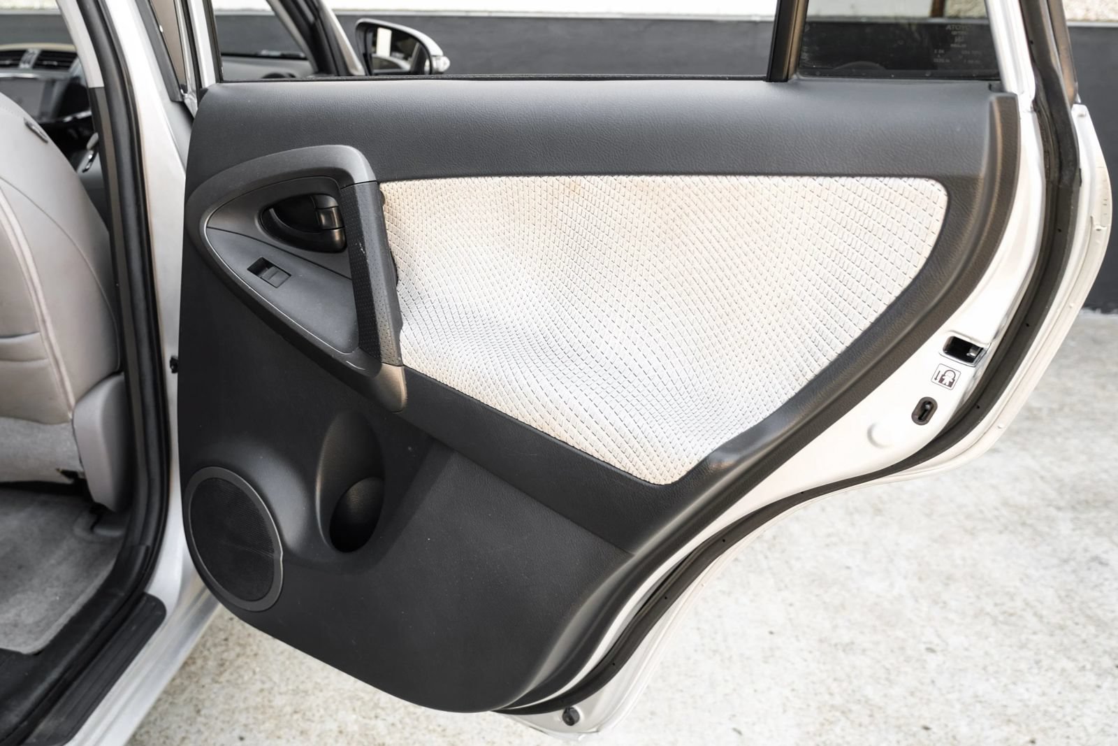 Used 2014 Toyota RAV4 EV FWD image 44