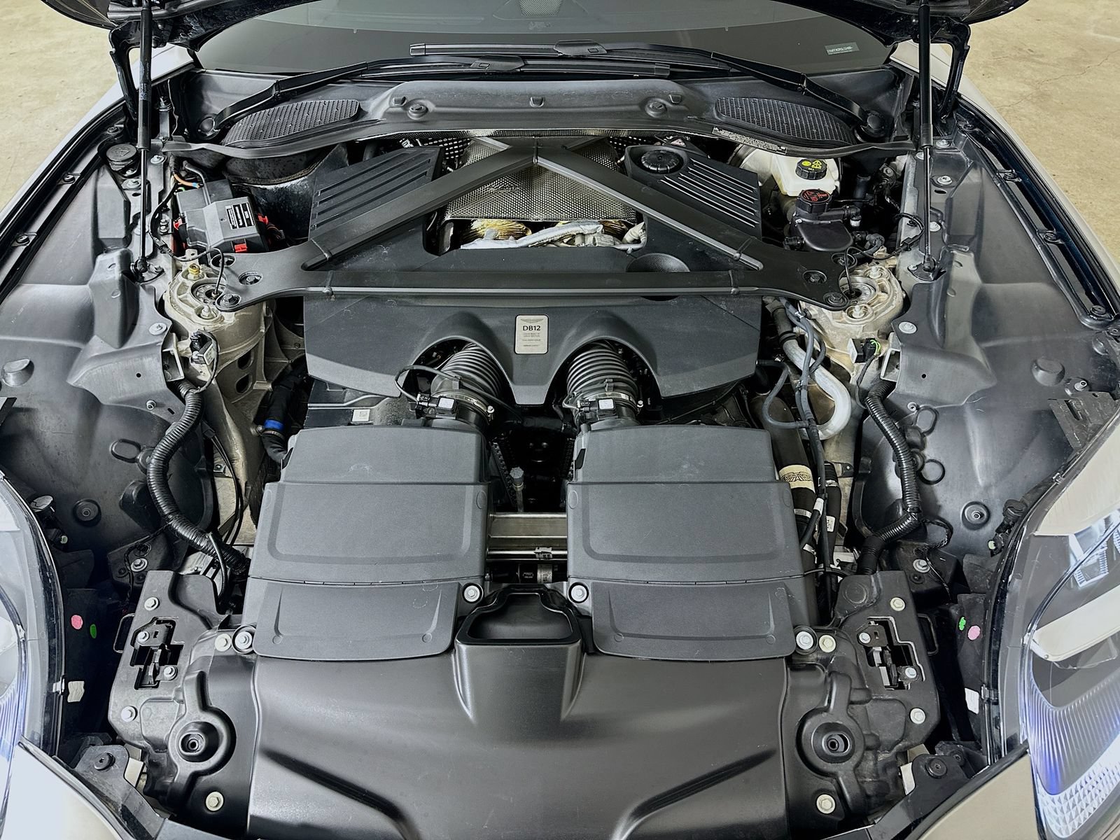 Used 2024 Aston Martin DB12 Coupe RWD image 13
