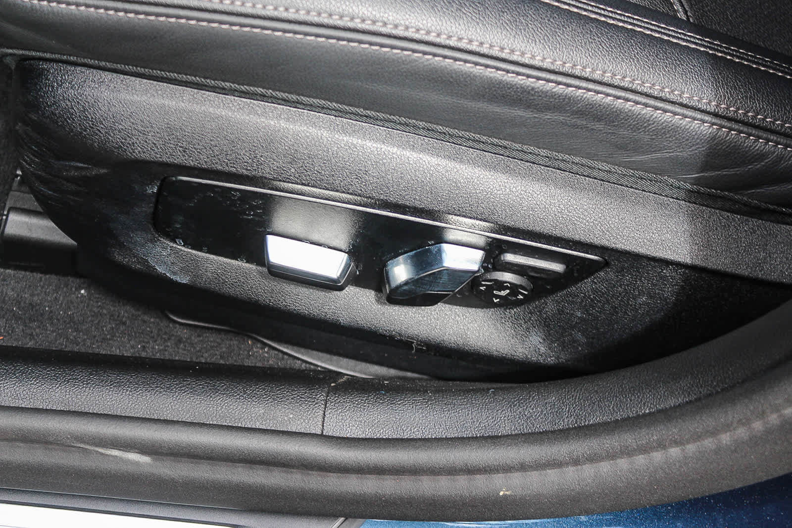Certified 2023 BMW 530e w/ Convenience Package RWD image 29