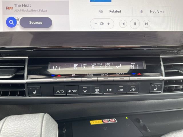 Used 2025 Toyota Sienna XLE Woodland Edition image 20