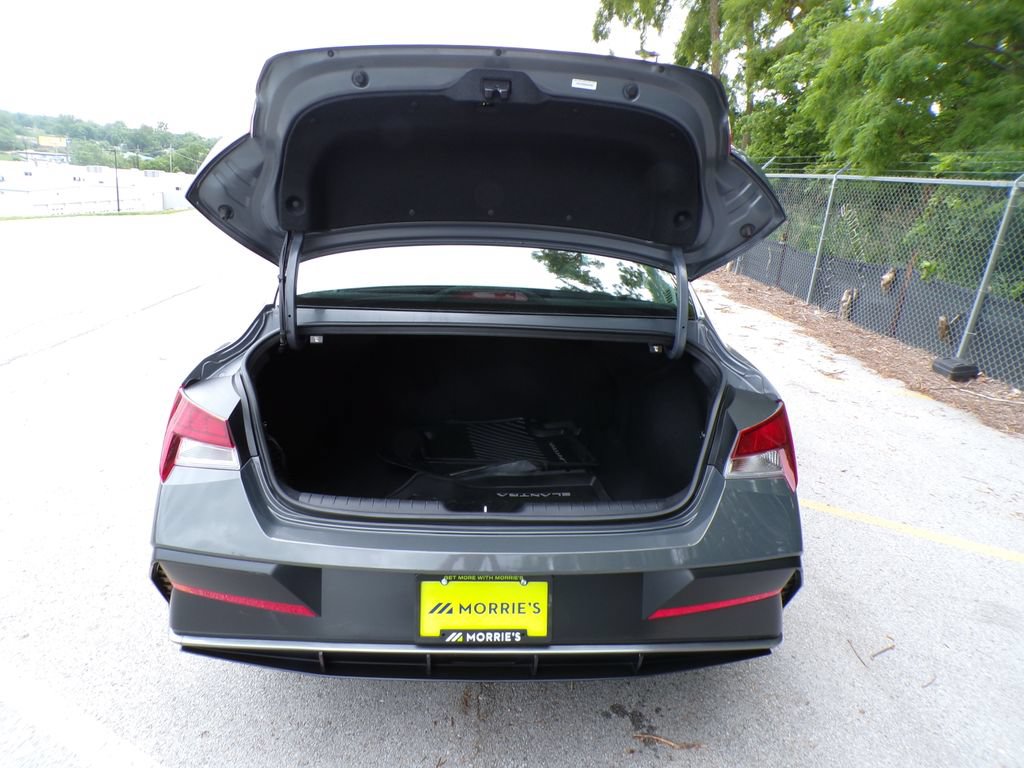 Certified 2025 Hyundai Elantra SEL FWD image 17