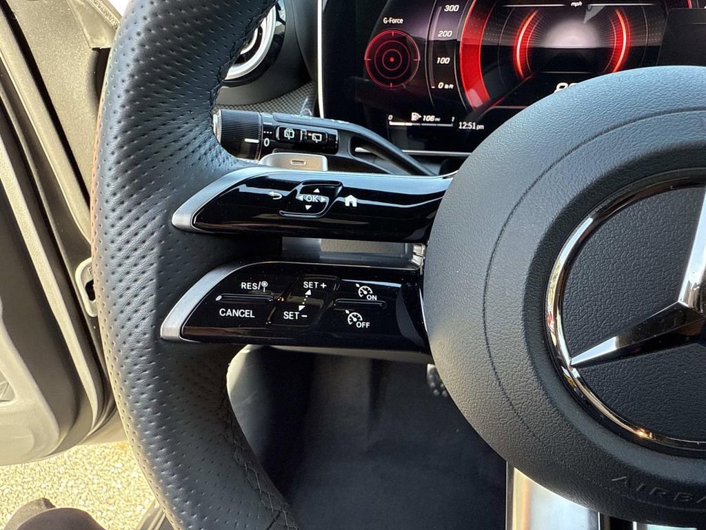 Used 2025 Mercedes-Benz GLC 300 4MATIC image 31