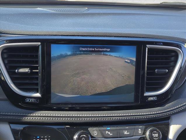 Used 2024 Chrysler Pacifica Touring-L image 11