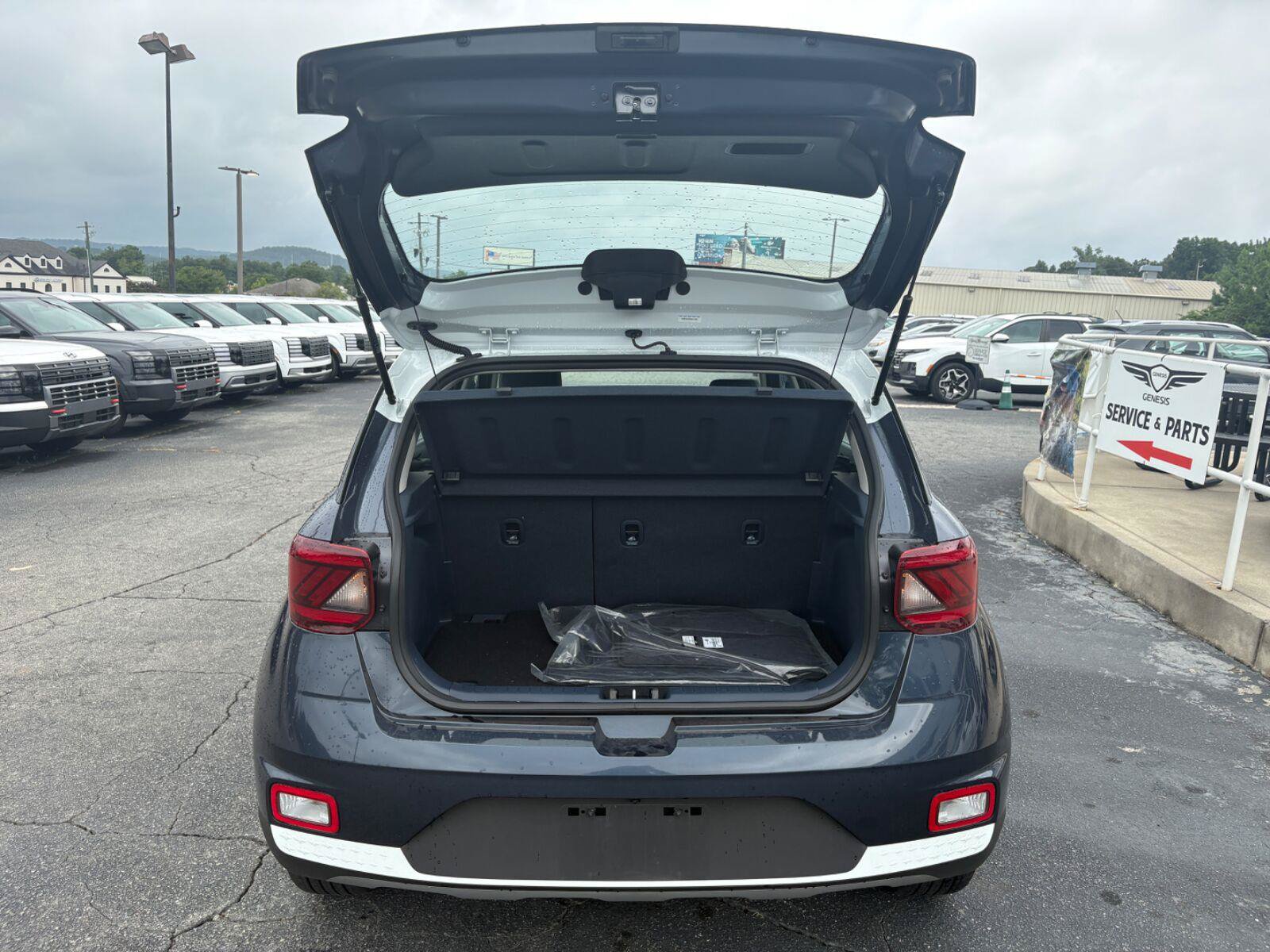 Used 2025 Hyundai Venue Limited FWD image 9