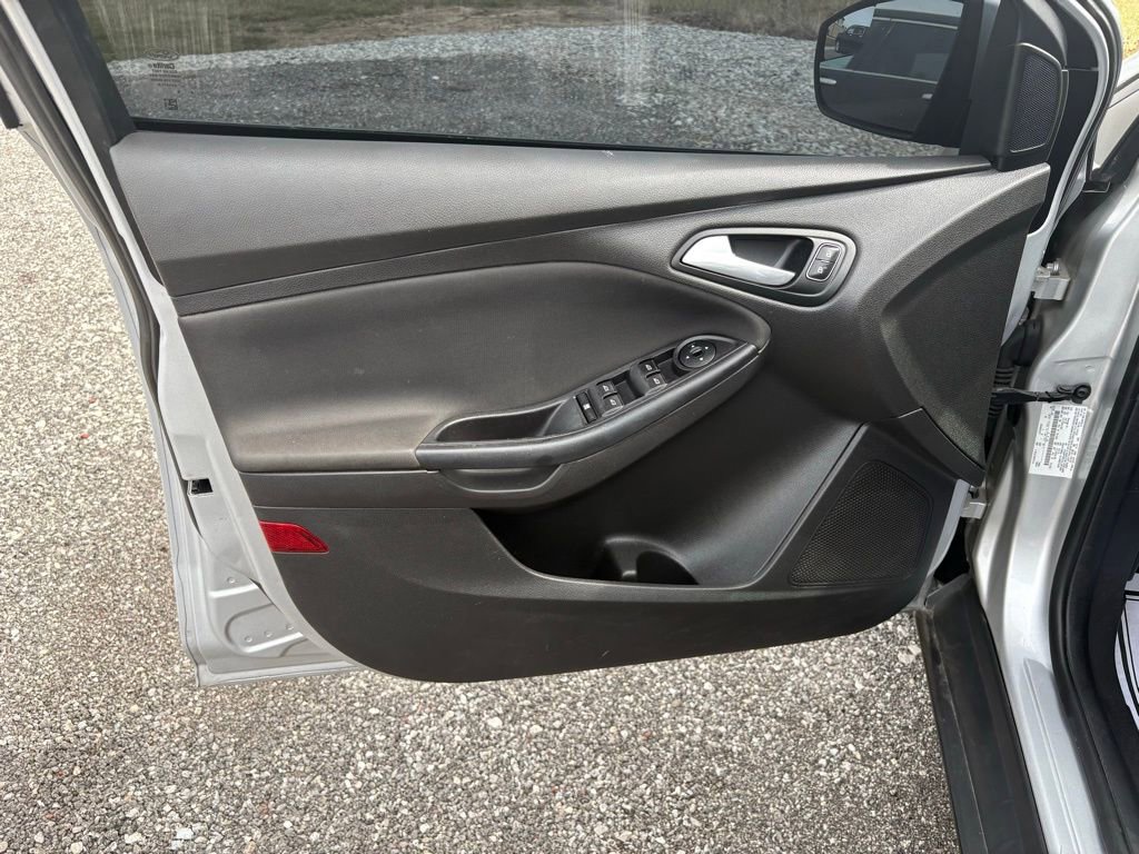 Used 2018 Ford Focus SE w/ SE Appearance Package image 9