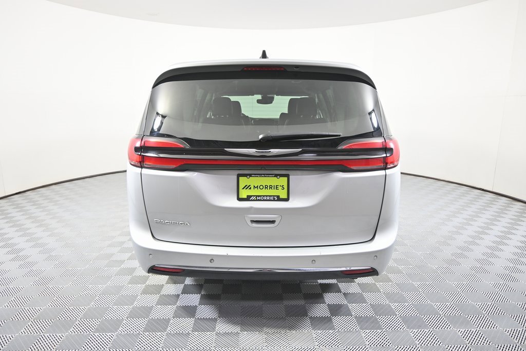 Used 2024 Chrysler Pacifica Touring-L image 5
