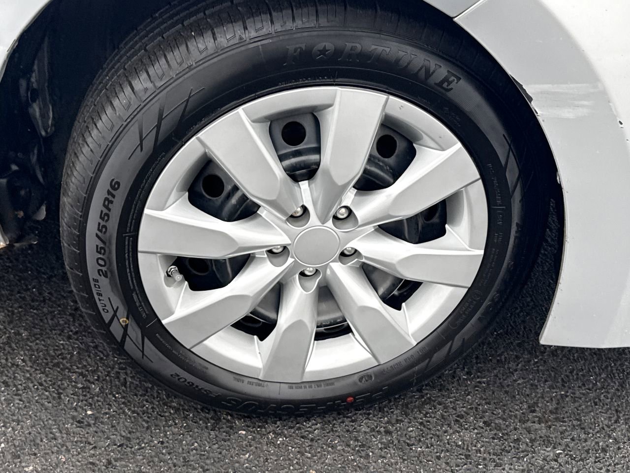 Used 2016 Toyota Corolla LE image 9