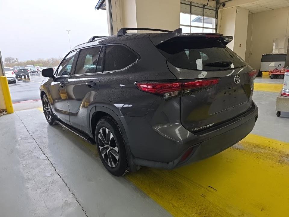 Used 2021 Toyota Highlander XLE image 6
