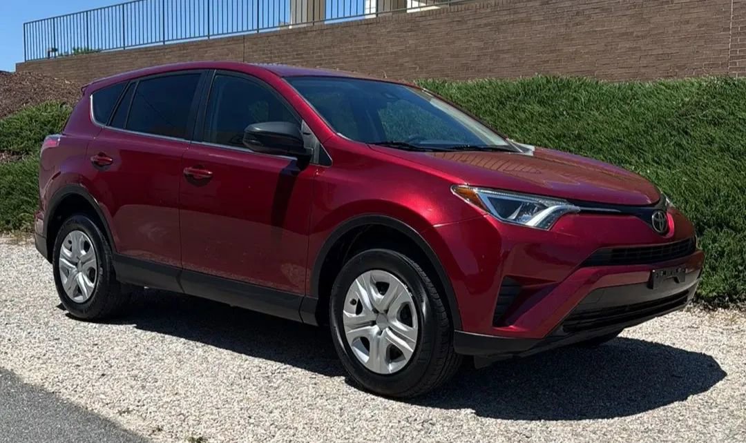 Used 2018 Toyota RAV4 LE FWD image 3