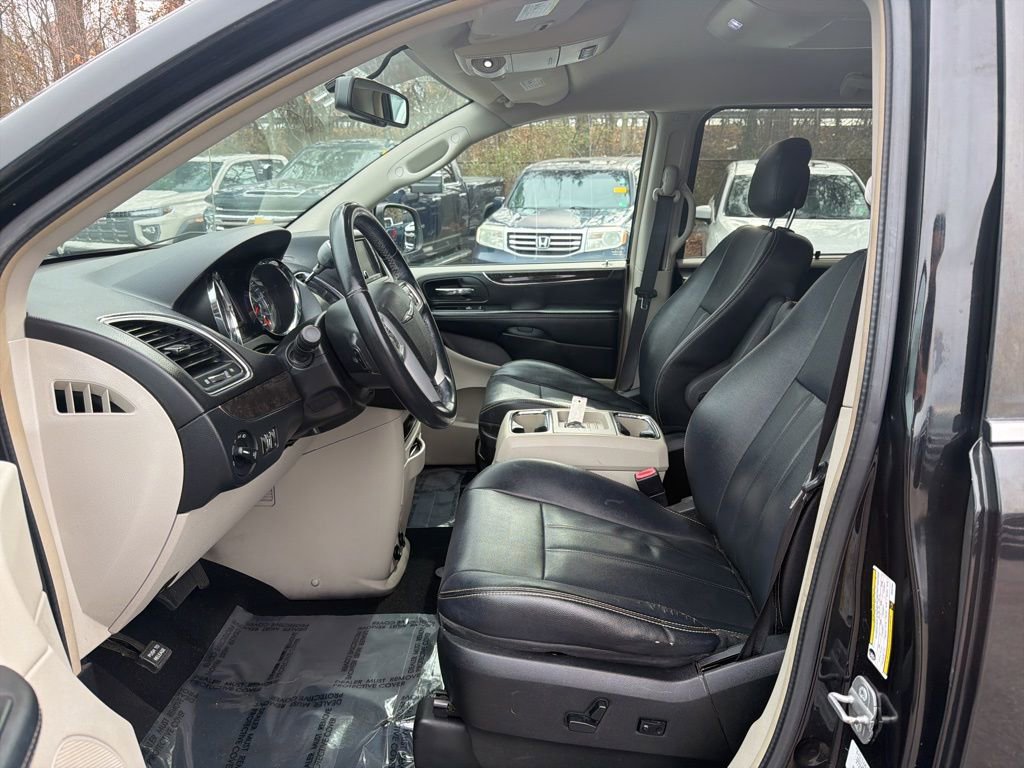 Used 2014 Chrysler Town & Country Touring image 13
