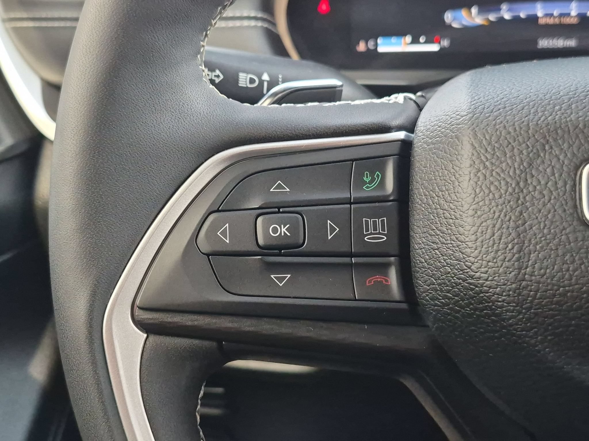 Used 2024 Jeep Grand Cherokee L Altitude RWD image 24