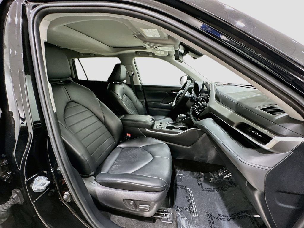 Used 2024 Toyota Highlander XLE FWD image 28