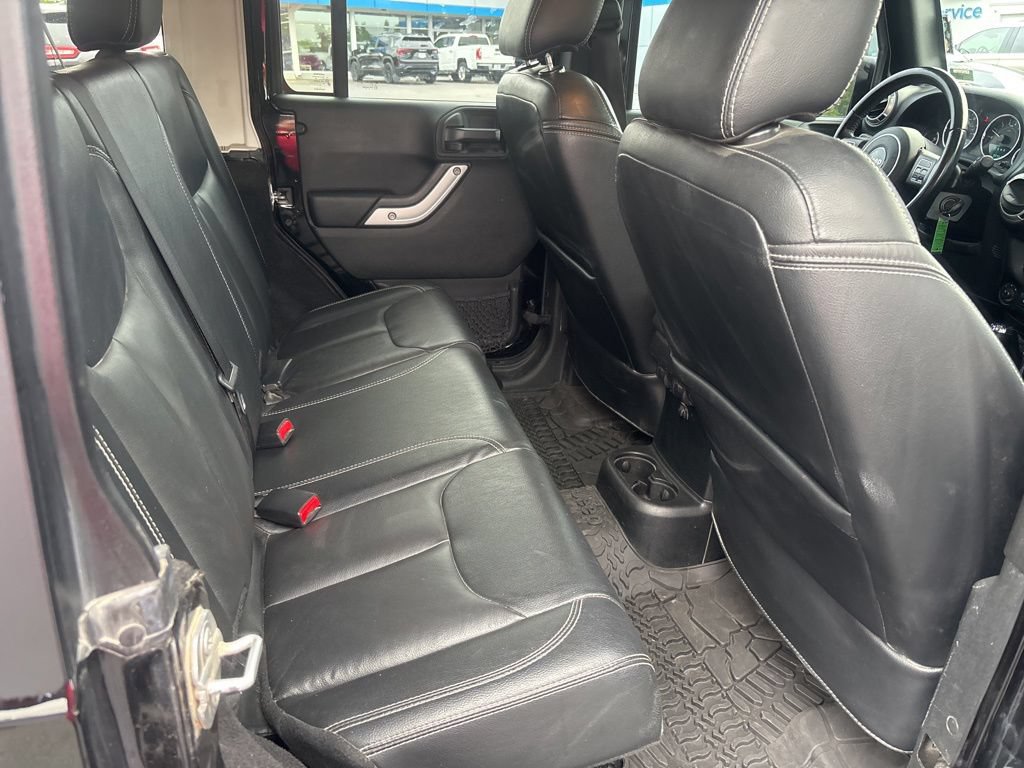 Used 2017 Jeep Wrangler Unlimited Sahara w/ Connectivity Group AWD/4WD image 9