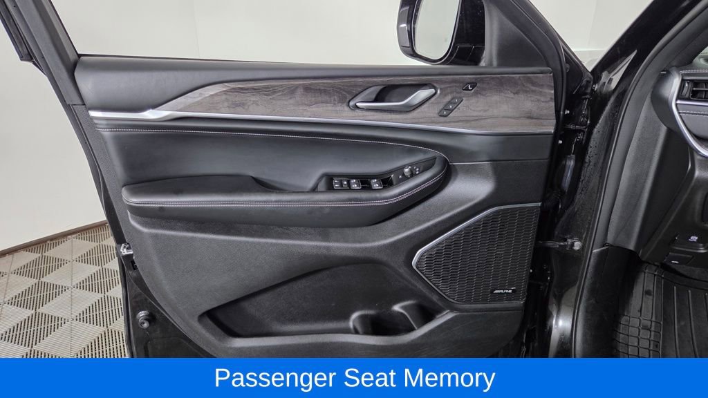 Used 2022 Jeep Grand Cherokee Overland w/ Luxury Tech Group IV image 13