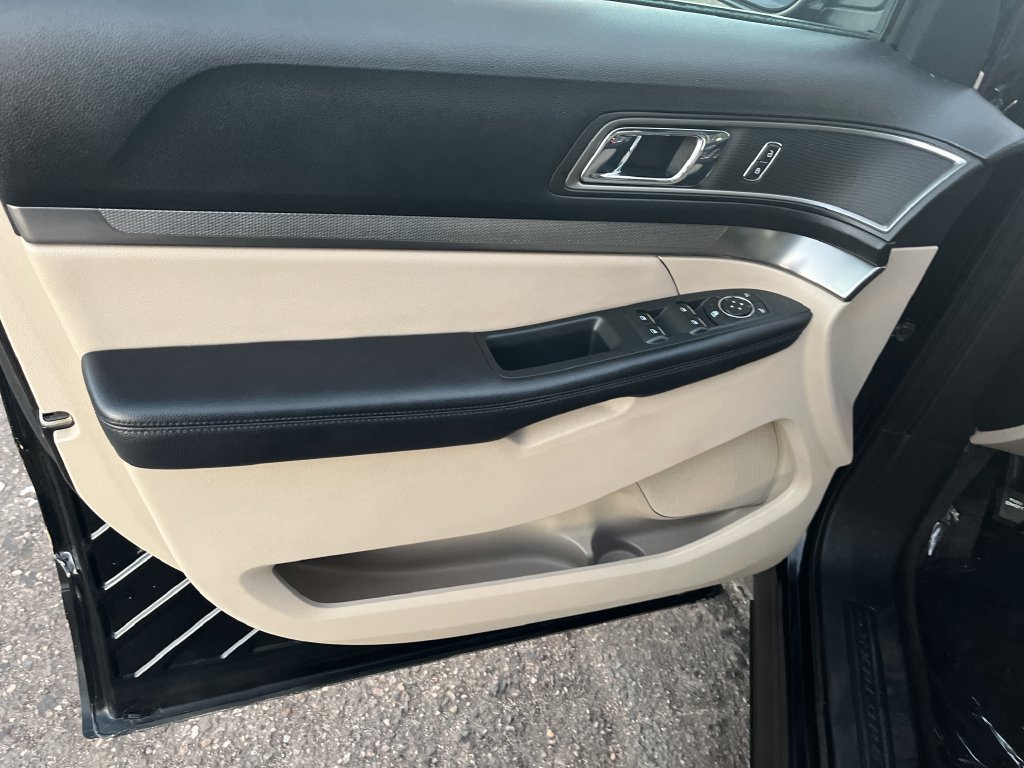 Used 2018 Ford Explorer XLT w/ Equipment Group 202A AWD/4WD image 19