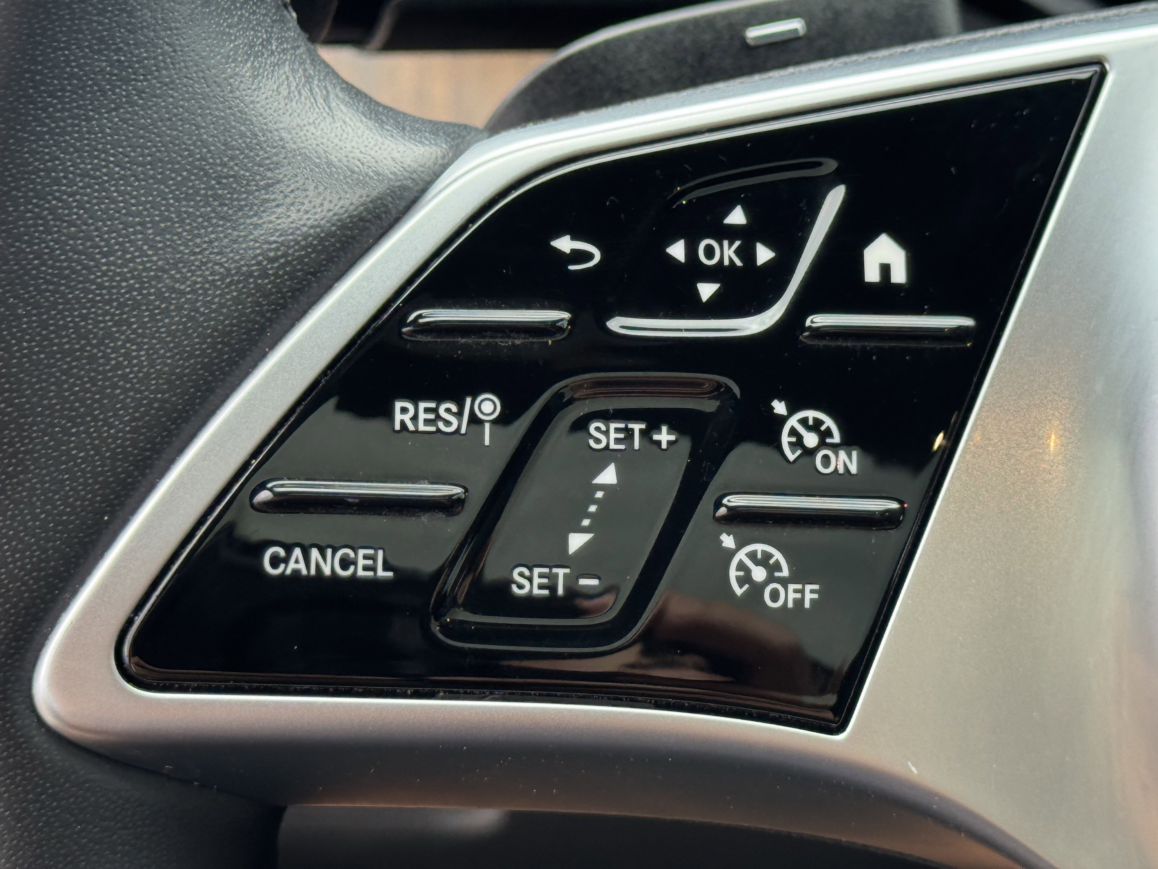 Used 2025 Mercedes-Benz C 300 4MATIC Sedan image 25