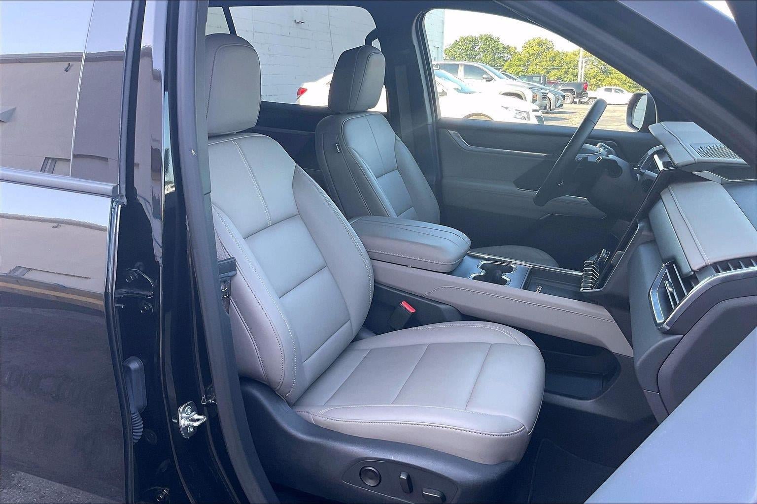 Used 2026 GMC Acadia Elevation w/ Elevation Premium Package FWD image 7