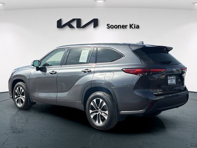 Used 2021 Toyota Highlander XLE AWD/4WD image 4