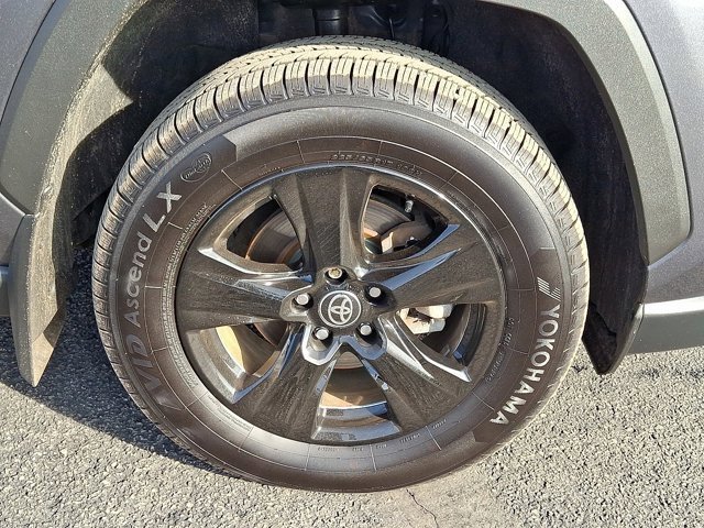 Used 2021 Toyota RAV4 XLE w/ Carpet Mat Package (TMS) image 12