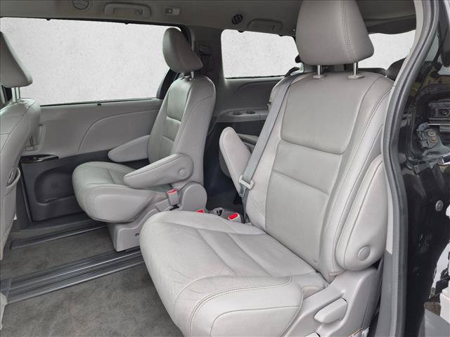 Used 2018 Toyota Sienna XLE w/ XLE Navigation Package FWD image 18