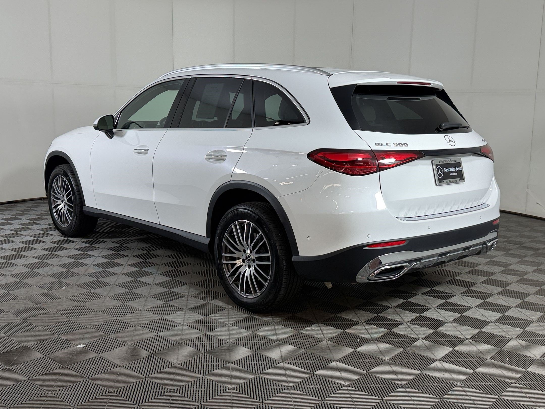 Used 2024 Mercedes-Benz GLC 300 4MATIC image 3