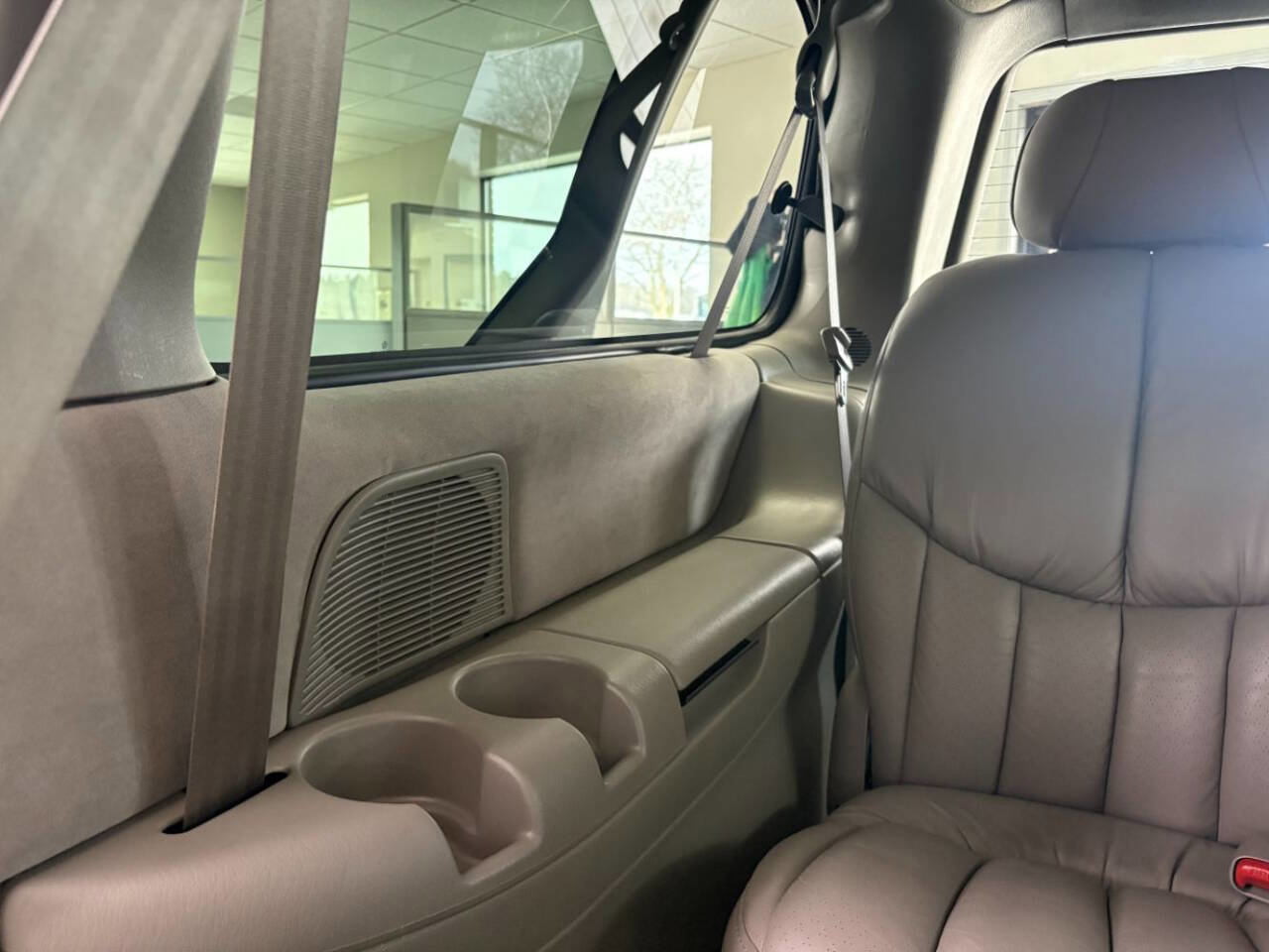 Used 2000 Chrysler Town & Country Limited image 35