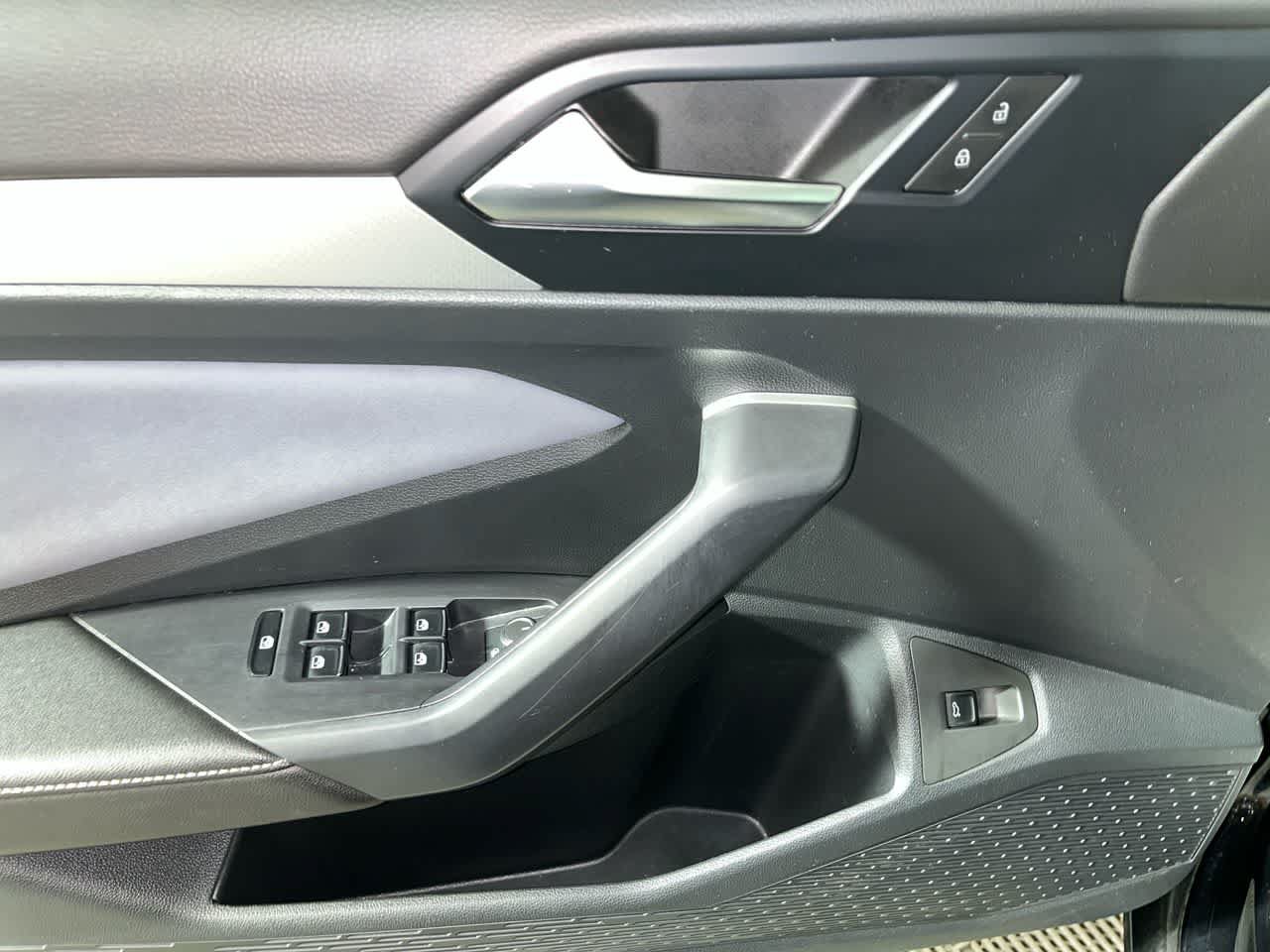 Used 2025 Volkswagen Jetta SE FWD image 13