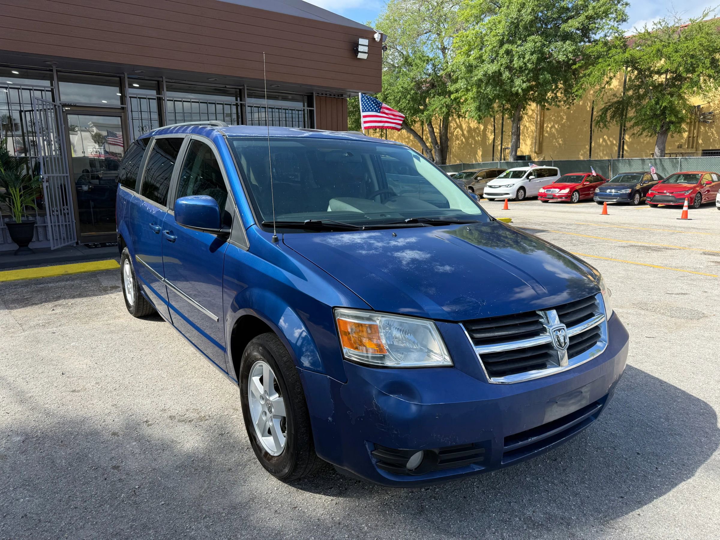 Used 2010 Dodge Grand Caravan SXT FWD image 3