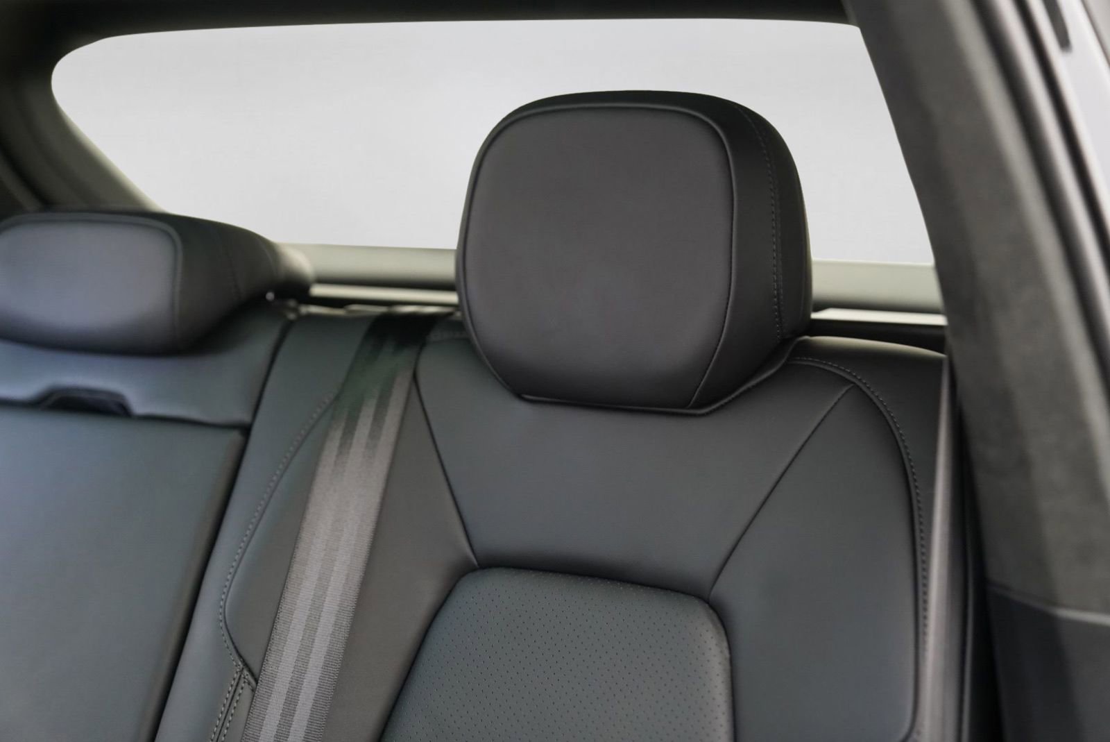 Used 2025 Porsche Cayenne GTS AWD/4WD image 23