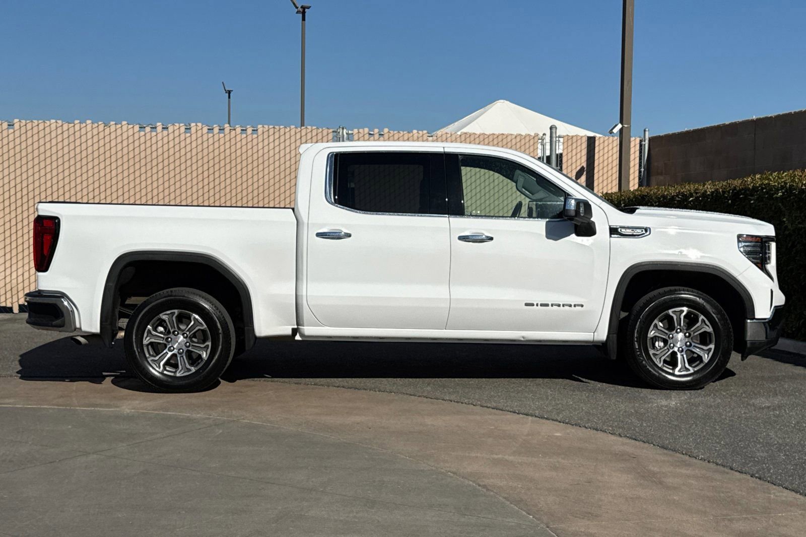 Certified 2025 GMC Sierra 1500 SLT RWD image 3