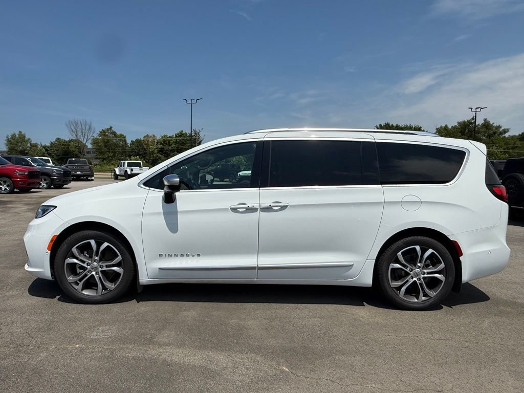 Used 2025 Chrysler Pacifica Pinnacle w/ Trailer Tow Group FWD image 4