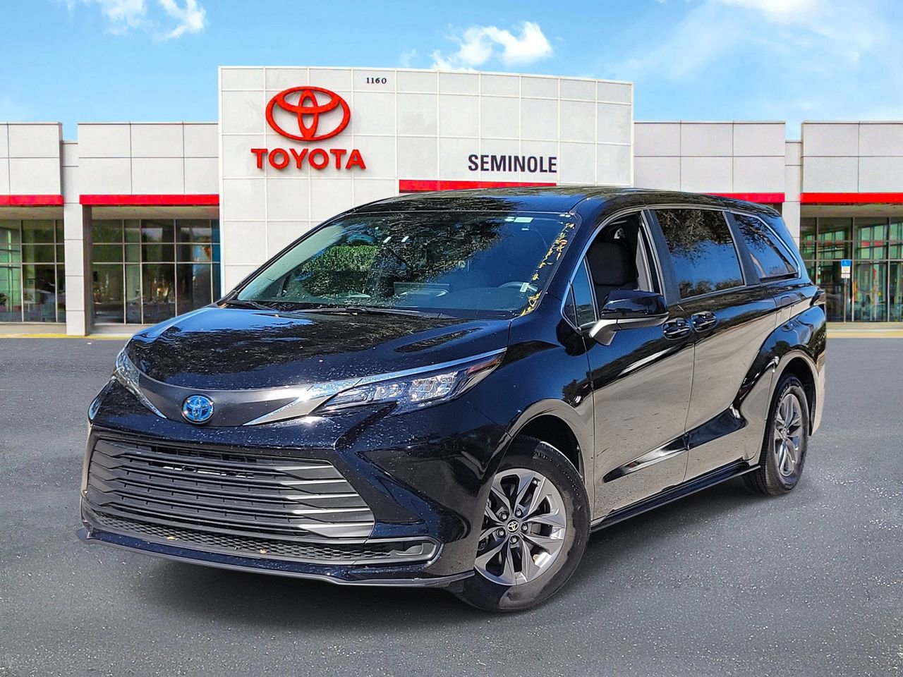 Used 2025 Toyota Sienna LE image 1