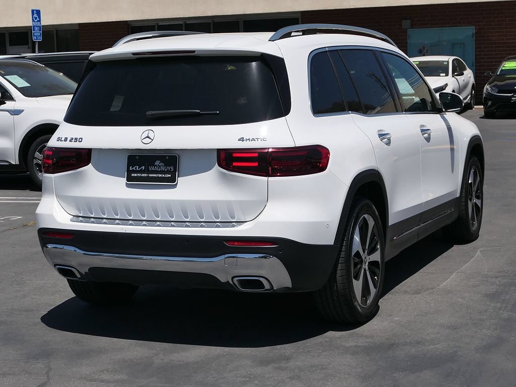Used 2025 Mercedes-Benz GLB 250 4MATIC image 3