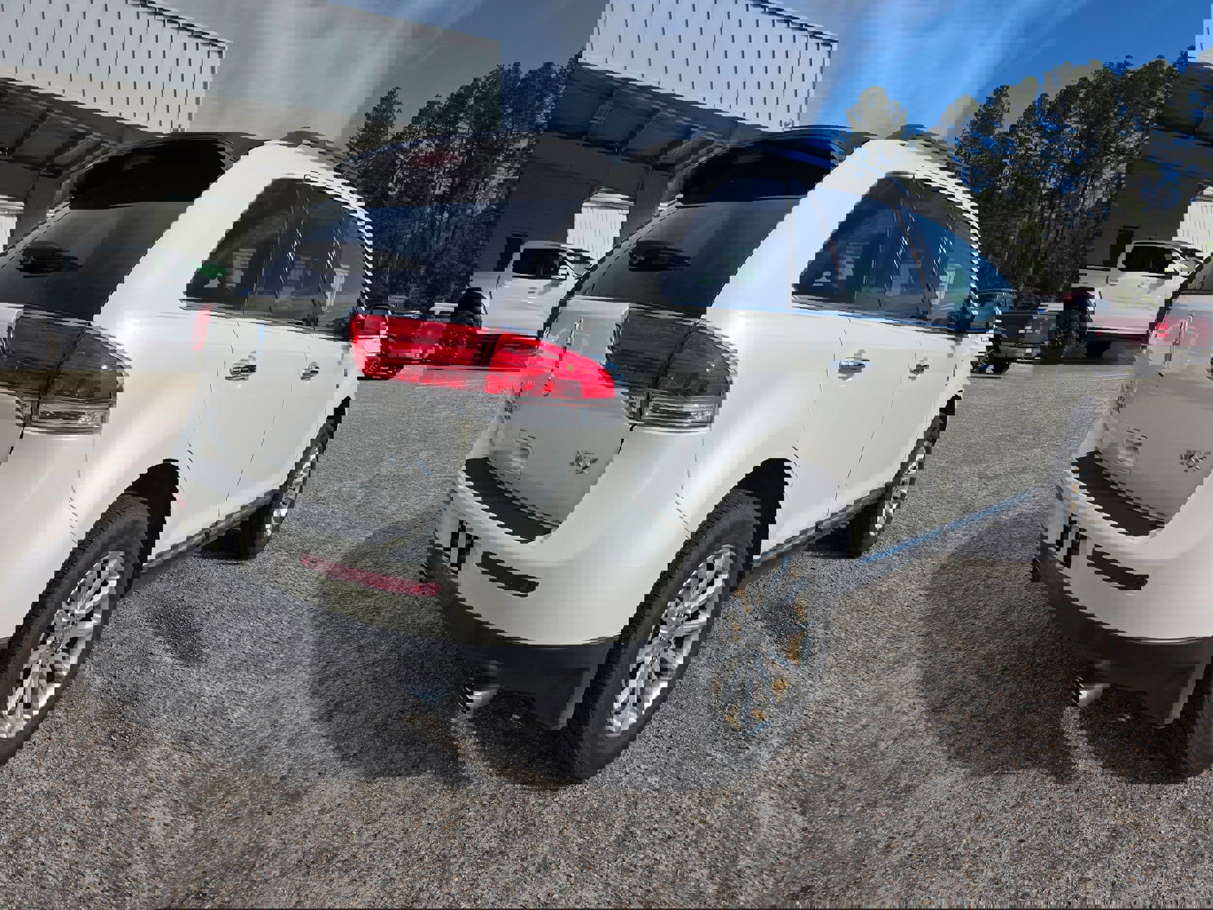 Used 2013 Lincoln MKX FWD image 4